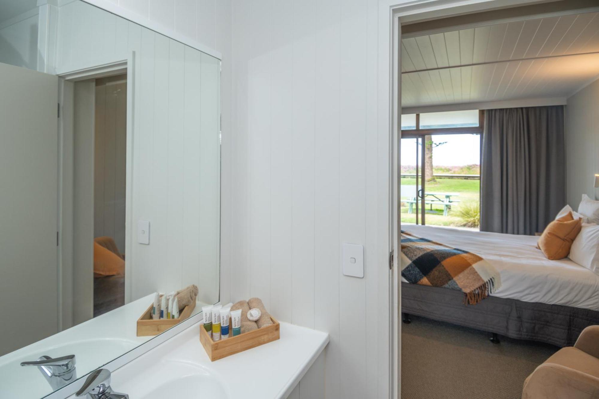 Whispering Sands Beachfront Motel Gisborne Exterior photo