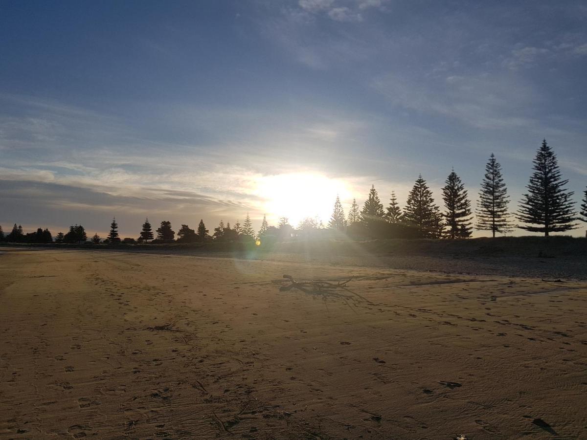 Whispering Sands Beachfront Motel Gisborne Exterior photo